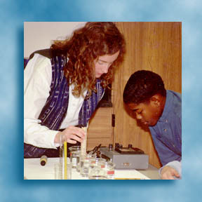 Environmental scientist instructing an elementary school student on aquatic ecology, see <a href="http://www.cerc.usgs.gov">Columbia Environmental Research Center</a>
