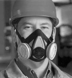 Foto de un trabajador que lleva un respirador de media máscara con sistema de purificación de aire 