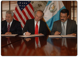 Carlos Fión, secretario ejecutivo del Presidente de Guatemala, Dirk Kempthorne, secretario del Departamento del Interior de Estados Unidos, y  Salvador López, director de Cultura del Ministerio de Cultura y Deportes, suscriben un Memorando de Entendimiento sobre una alianza que ayudará a promover el desarrollo sostenible en Guatemala.