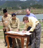 During his travel to Southeast Asia, Deputy Secretary Zoellick visited Banda Aceh and signing the MoU on the reconstruction of the Banda Aceh-Meulaboh road in Lhok Nga. AP/Wide World photo