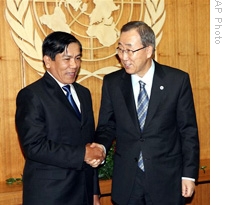 Ban Ki-moon, right, Secretary General of the United Nations, meets with U Nyan Win, Foreign Minister of Myanmar,Sept 27,2008.AP