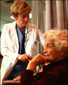 Fotografía de una mujer con su doctora