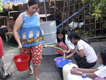 Residents queue to get water after the cyclone in Yongon, Myanmar Monday, May 5, 2008.AP