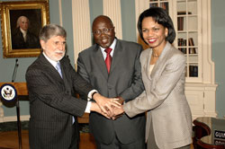 Brazilian Foreign Minister Amorim, Guinea-Bissau Foreign Minister Monteiro and Secretary Rice are all hands 