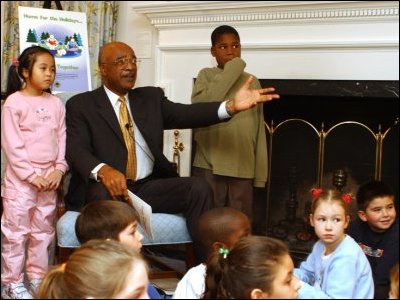 Secretary Paige reads about George Washington with second grade students from Woodley Hills Elementary School in George Washington's Mount Vernon estate.