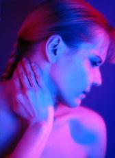 Fotografía de una mujer sintiendo dolor en el cuello