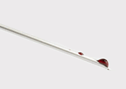 imagen de una aguja con gotas de sangre