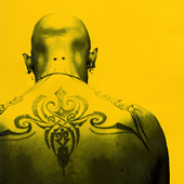 Arte corporal: hombre con un tatuaje en la espalda