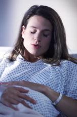 Fotografía de una mujer embarazada en el hospital experimentando contracciones 