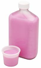 Fotografía de una botella de medicina color rosa y una tacita médica medidora