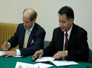 Mefford (left) and Minov (right) finalize the partnership agreement