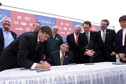 Esta es una imagen del Gary Petty, Presidente y Jefe Ejecutivo del National Private Truck Council, firmando la promesa de la asociación. 