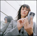 Foto: una mujer marcando un teléfono celular.