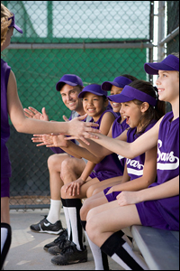 Foto: jóvenes adolescentes de un equipo de softball.
