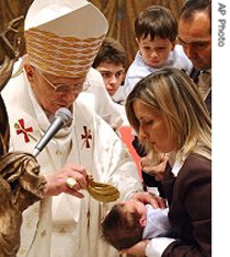 教皇为一名婴儿施洗