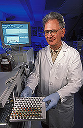 El químico Russell Molyneux prepara muestras de la piel de nueces de nogal para analizar el contenido de ácido gálico. Enlace a la información en inglés sobre la foto