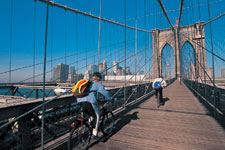 Imagen: Dos bicyclists que montan sobre el puente de Brooklyn.