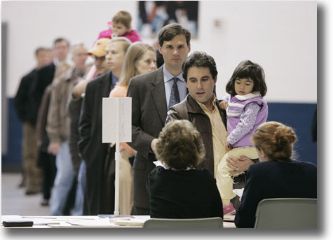 在2006年11月7日举行的中期选举中，弗吉尼亚州亚历山德拉市的选民在排队投票。