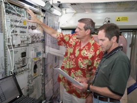 Expedition 12 trains inside a mockup laboratory