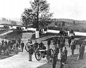 [photo] Union soldiers and artillery behind earthen berms at Fort Stevens.