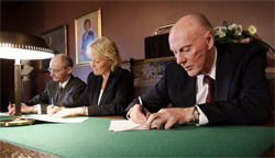 Photo showing signing of Kavili Prize-agreement