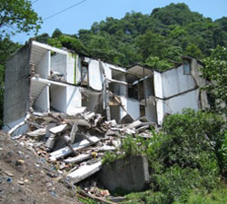 Damaged building, Bailu, Wenchuan 2008 [photo: V. Cedillos, Project Manager, GeoHazards Intl]