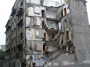 6-story unreinforced masonry bldg with precast concrete plank floors, Dujiangyan [photo: Build Change]