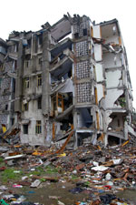 Damaged 6-story residential bldg, Dujiangyan, Wenchuan 2008 [photo: M Lew]