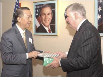 Assistant Secretary for Planning, Evaluation and Policy Development Tom Luce and Chinese Vice Minister of Education Zhang Xinsheng exchange gifts.