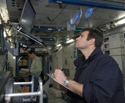 JSC2008-E-007214 -- Expedition 17 Flight Engineer Greg Chamitoff