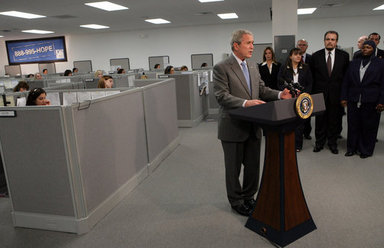 El pasado 28 de marzo, el Presidente Bush visitó el centro de asesoría Novadebt en Freehold, Nueva Jersey, para hablar sobre el mercado de vivienda y reunirse con asesores inmobiliarios que prestan ayuda a propietarios de vivienda en apuros. La alianza HOPE NOW creó una línea de ayuda nacional (888-995-HOPE) para conectar a los propietarios en apuros con asesores expertos en préstamos hipotecarios que se dedican a buscar posibles soluciones. Foto por Chris Greenberg de la Casa Blanca