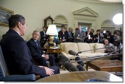 The media gathers in the Oval Office Tuesday, July 12, 2005, as President George W. Bush visits with Singapore Prime Minister Lee Hsien Loong.  White House photo by Eric Draper