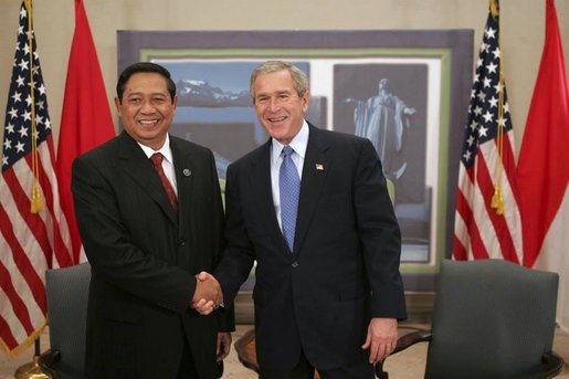 President George W. Bush greets Indonesian President Susilo Yudhoyono while attending an APEC summit in Santiago, Chile, Nov. 20, 2004.White House photo by Eric Draper