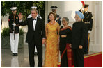 President George W. Bush and Laura Bush welcome India Prime Minister Dr. Manmohan Singh and Mrs. Gursharan Kaur, as they arrive for the official dinner at the White House, Monday, July 18, 2005. White House Photo by Krisanne Johnson