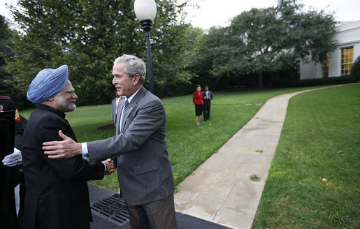 President George W. Bush greets Prime Minister Manmohan Singh of India as he arrives Thursday, Sept. 25, 2008, for a meeting and dinner at the White House. White House photo by Eric Draper