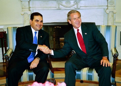El Presidente George W. Bush se reúne con el Presidente Antonio Saca de El Salvador en la Oficina Oval el Lunes, 12 de julio de 2004. White House photo by Eric Draper
