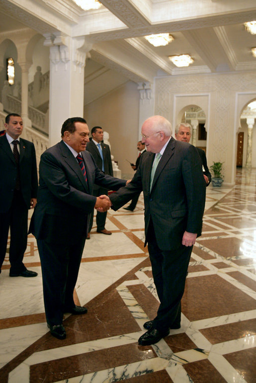 Vice President Dick Cheney shakes hands with Egyptian President Hosni Mubarak Sunday, May 13, 2007, following a meeting and private lunch at the Presidential Palace in Cairo. White House photo by David Bohrer