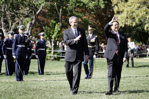 Presidents George W. Bush and Hu Jintao wave to guests gathered on the South Lawn of the White House to celebrate the arrival of the Chinese President, Thursday, April 20, 2006. White House photo by Eric Draper