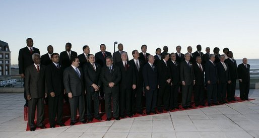 The 2005 class photo from the Summit of the Americas in Mar del Plata, Argentina, taken Friday, Nov. 4, 2005. White House photo by Eric Draper