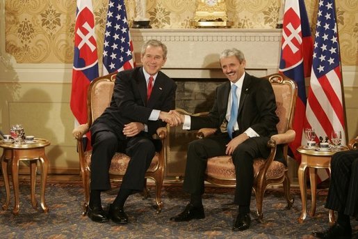 Prime Minister Mikulas Dzurinda of Slovakia welcomes President George W. Bush in Bratislava, Slovakia, February 24, 2005. White House photo by Eric Draper