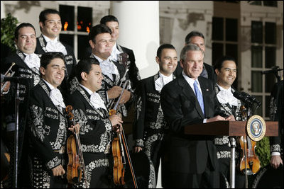 El Presidente George W. Bush pronuncia unas palabras durante la celebración del Cinco de Mayo en la Casa Blanca el 4 de mayo de 2005 en el Rose Garden.