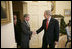 El Presidente George W. Bush le da la bienvenida al presidente de Costa Rica Oscar Arias Sánchez a la Oficina Oval el miércoles, 6 de diciembre de 2006. Foto por Eric Draper de la Casa Blanca