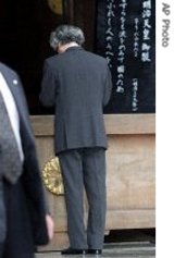 Japanese Prime Minister Junichiro Koizumi pays homage at the Yasukuni Shrine in Tokyo Monday, Oct. 17, 2005