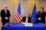 Date: 10/22/2008 Location: Brussels, Belgium Description: Assistant Secretary Fried signs the Agreement on the participation of the United States in the European Union Rule of Law Mission in Kosovo, EULEX KOSOVO, on October 22 in Brussels, Belgium.     © Council of the EU Photo