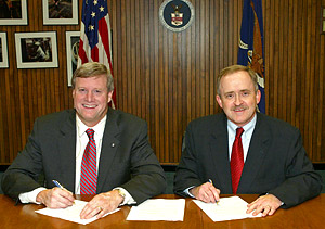 OSHA's Assistant Secretary, Edwin G. Foulke, Jr. and CCAR's President, Robert G. Stewart, renew the national Alliance agreement on September 12, 2006