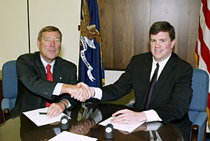 (L-R) Scott Connor, Vice President, Products and Health and Safety Services of the American Red Cross and Jonathan L. Snare, OSHA’s then-Acting Assistant Secretary after national Alliance signing on May 19, 2005.