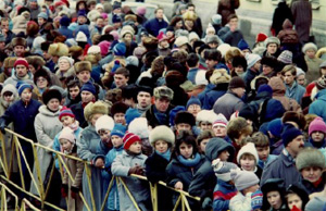 1989: Crowds outside the American Exhibition in Leningrad. [Photo by Amanda Merullo]
