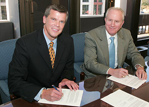 William R. Carteaux, SPI President and OSHA’s then-Acting Deputy Assistant Secretary, Steven F. Witt, sign the OSHA and SPI renewal agreement on November 3, 2005.