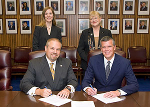First row L-R) C. Bryan Little, Deputy Assistant Secretary, OSHA; William R. Carteaux, President, SPI; (Second row L-R) Kyra Mumbauer, Assistant Manager, SPI; Susan Howe, Vice President, Processors Council, SPI; sign a national Alliance renewal agreement on August 29, 2007