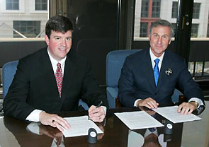 (left to right) OSHA’s then-Acting Assistant Secretary, Jonathan L. Snare, and ISSA’s Vice President/President Elect, Bobby Cohen, sign national Alliance on August 5, 2005.